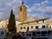 Plaza porticada contigua al ayuntamiento; se ve también la torre exenta de la iglesia