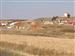 Típicas bodegas de la zona y vista parcial del pueblo en verano