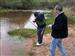 Baeta desenganchando la cocharilla a una trucha y Lápiz de pesca ya por afición en el río Jarama.