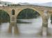 Otra vista del puente a su paso por el pueblo de Puente la Reina-Gares.