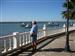 Un Tourista mirando a los barcos enfrente del ,,Faro,,